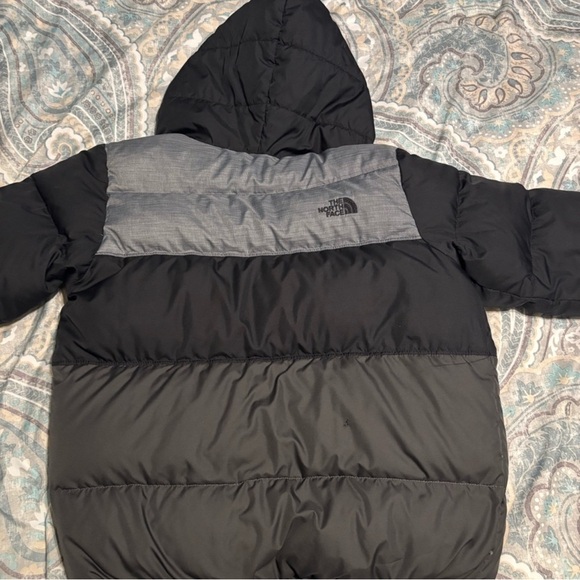 The North Face Boys' black jacket - Picture 1 of 5